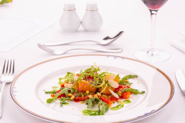 Cress bir fındık karışımı ile pişmiş kırmızı biber geçmek