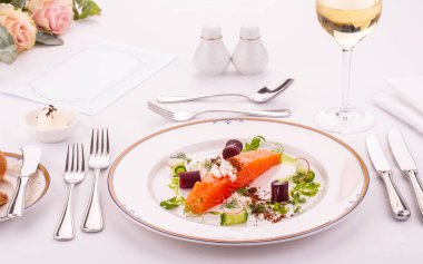 Balık soğuk meze, şarap, sebze ve peynir beyaz bir bardak ile servis edilir