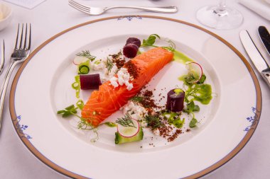 Yeşil yağ, pancar ve taze sebze ile alabalık