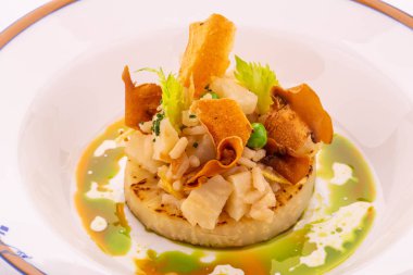 Risotto ve truffle ile pişmiş kereviz