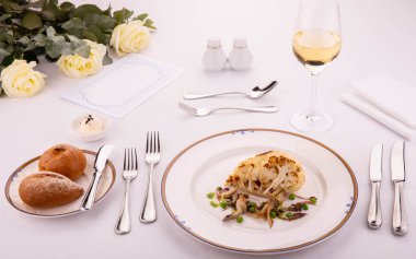 Kazığı karnabahar Hindistan cevizi sosu, yeşil bezelye ve istiridye mantar ile gelen