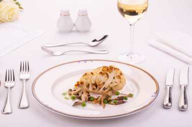 Kazığı şeklinde kızarmış karnabahar yeşil bezelye ile hareket eder ve istiridye mantar mantar