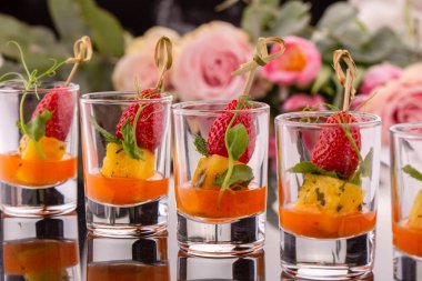 Taze ananas çilek ve yeşillik ile acı sos