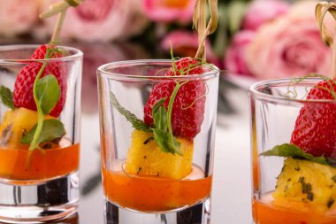 Çilek ananas yeşillikleri ile sıcak sos ile