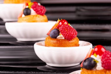 Bir şeftali mus, ahududu, böğürtlen ve çilek ile bisküvi