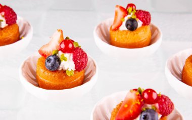 Vanilyalı bisküvi fıstıklı bir kırıntı ve taze çilek ile