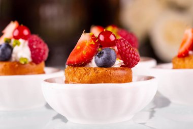 Fıstıklı mus ve taze berry bisküvi ile çilek