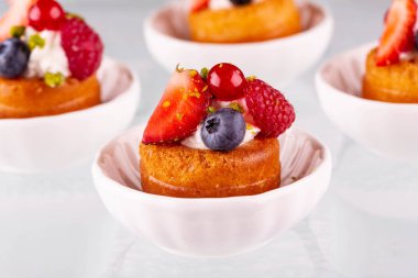 Berry krem, bilberry, ahududu ve çilek ile taze bisküvi