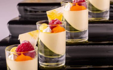 Vanilya köpük ve ahududu limonlu jöle