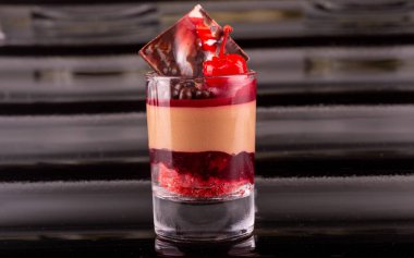 Çikolatalı mus, çikolata topları ve şeker kiraz kiraz jöle