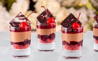  Kiraz berry jöle çikolata mousse ile