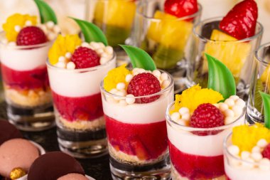 Berry, vanilya toplar ve rengi çikolata ile koyu kırmızı bir tatlı