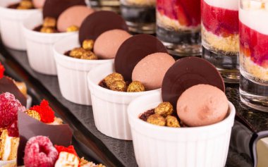 Altın Top çikolata kremalı ve çikolatalı mousse ile