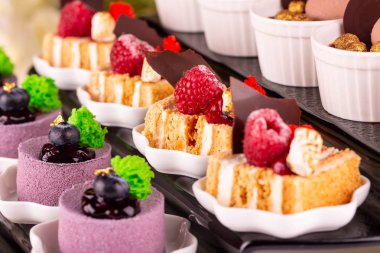 Puf kek Kızıl saç köpüğü ve taze ahududu