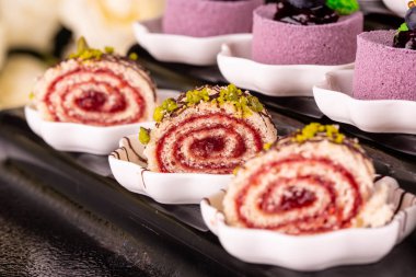 Berry rulo ile çikolata ve fıstık bir kırıntı