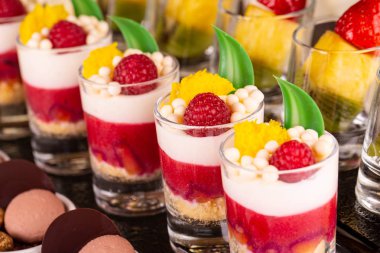 Bir ananas ahududu ve sütlü çikolata bisküvi