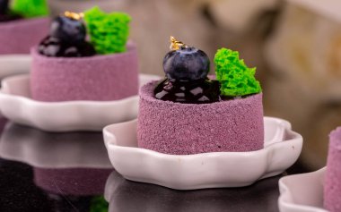 Frenk üzümü bir frenk üzümü pamuklu kadife tatlı altın üzerinde