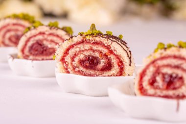 İsviçre rulo üzerinde fıstıklı bir kırıntı