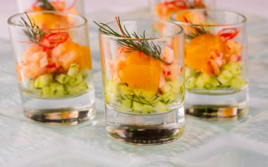 Balık yemek, sebze ve Yeşiller ile şota