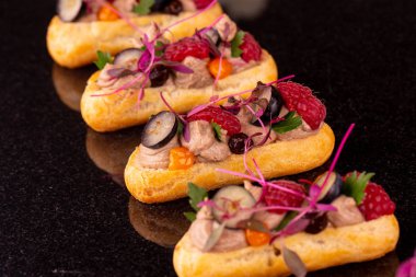 Meyveleri koyu mermer zemin ile karaciğer bruschetta