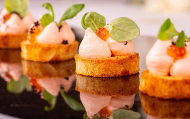 Deniz ürünleri çilek ve Yeşiller ile gelen bir kanepe mousse ile verme