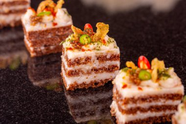 Yağ, soğan ve acı biber sandviç puf