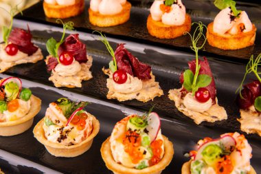 Frenk üzümü, geyik eti, küçük somun, mus, karides, sebze, yeşillik, kırmızı havyar