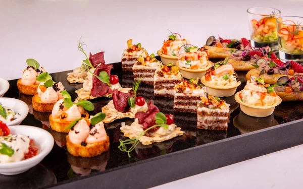 Deniz ürünleri, peynir mozzarella ve kırmızı havyar ile snack kümelerinden