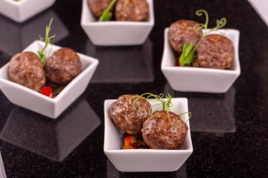 Porsiyon et quenelles sebzeli veren