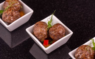 Et quenelles haşlanmış sebzeler