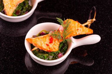 Yeşil ve yeşil sosu balık şiş kebabı