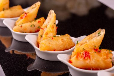 Kırmızı biberli et Tokmaklar hareket sıcak sos ile