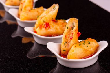 Tokmaklar balık, kırmızı biber acı sos içinde hareket