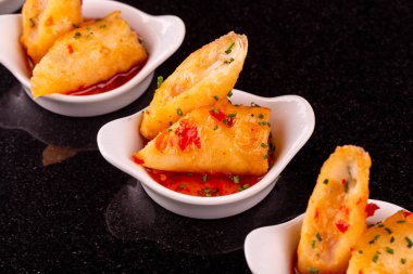 Tokmaklar bir et doldurma ile hareket yeşil soğan ile sıcak sos ile