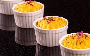 Yeşillikleri ile derin düz bir tabak patates püresi