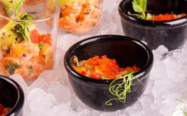 Havyar somon buz üzerinde düz bir tabak içinde yeşillikleri ile