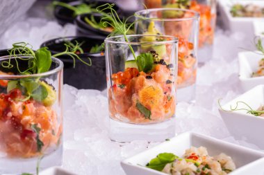 Havyar kırmızı balık bardakta soslu somon ile