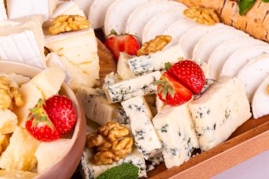 Fındık ve çilek ile peynir duracaksınız snack