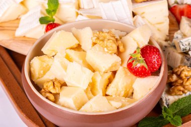 Bir plaka ile peynir parmesan, ceviz ve taze çilek