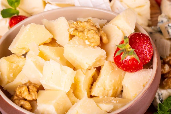 Topaklı parmesan, taze ve deli meyveleri ile hizmet