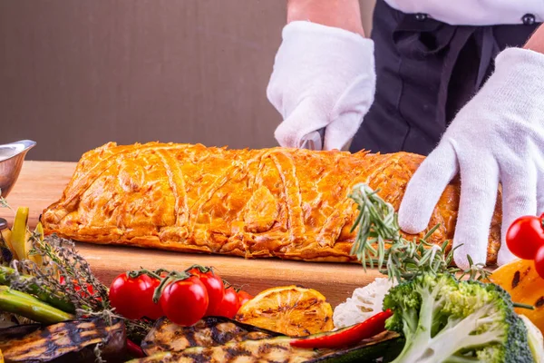 Chef Cuts Fish Pie Giving Guests — Stock Photo, Image
