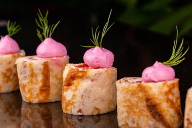 Krep alabalık ve uzuvlar rezene ile krema ile