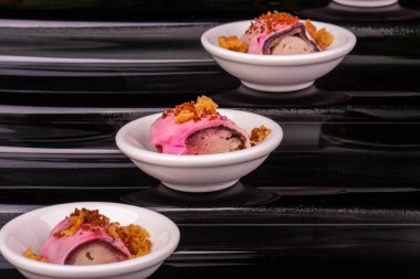 Balık sufle bir parsel üzerinden karamelize soğan ile