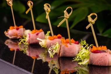  Pastırma, marul yaprakları ve kabak krema ile servis edilir