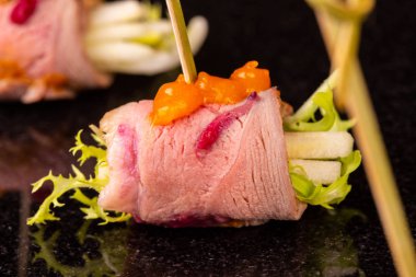 Et ile kabak ve marul yaprakları ve köpük rulo