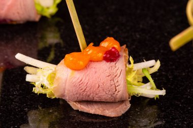 Fileto etli marul yaprakları ve kabak mus