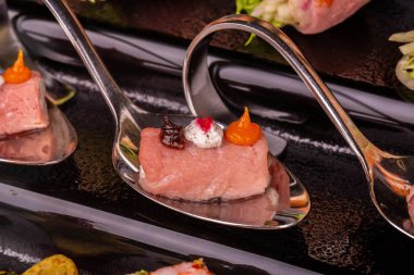 Siyah bir destek krem ve mousse ile et rulo