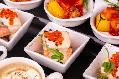 Kırmızı kırmızı havyar ve Yeşiller düz bir tabak içinde bir alabalık