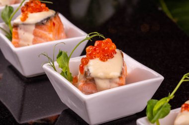 Bir parça balık kırmızı mantar soslu kırmızı havyar ile