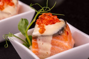 Kırmızı havyar ve yeşillik ile soslu alabalık